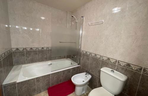 APPART STANDING 2 chambres 2SDB clim PISCINE PARKING WIFI TERRASSE 21m2 LOCAL VELO Port-Aventura, plage, centre - Foto 14