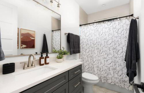 Heated Pool, Game Room, Outdoor Movies, Mins to Downtown, Sleeps 14 - Foto 16