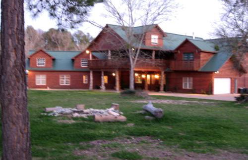 Secluded Lodge with a Private Pond and a Hot Tub near Bastrop, Texas - Foto 1
