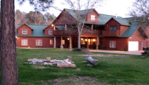 Secluded Lodge with a Private Pond and a Hot Tub near Bastrop, Texas - Foto 1