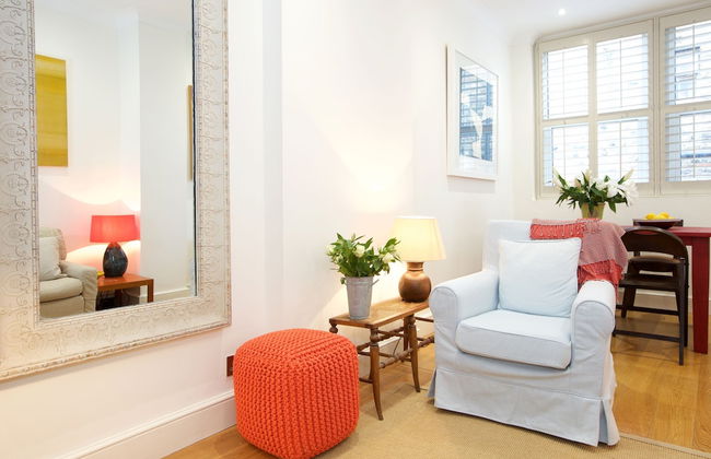 JOIVY English Retro 2BR Apt Near Battersea Park - Photo 13