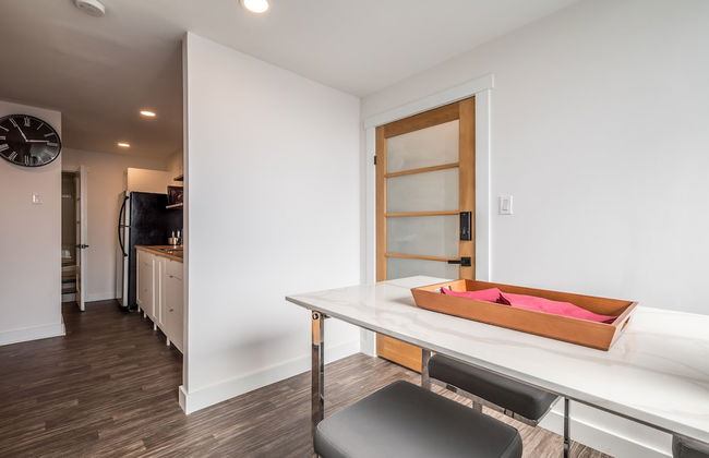 Modern Contemporary 2 Bedroom Suite - Photo 18