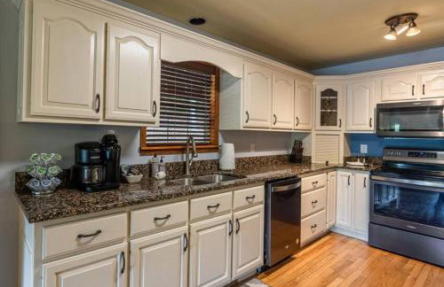 Lakefront Point Retreat on Nantahala Lake with Dock - Foto 36