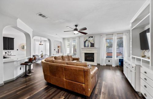 Upscale 4BR Cypress Home w Pool, Hot Tub, Theater, Sleeps 20 - Foto 4