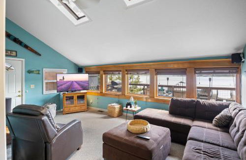 Pet-Friendly Lakefront Home in a Quiet Cove w/ Netflix, Outdoor Seating, Boat Slip - Foto 4