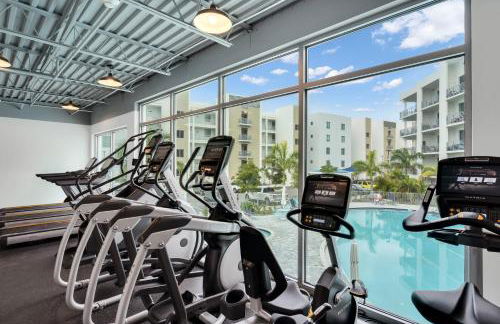 Waterside Retreat: Modern 2BR, Mins to Beach & Apt - Photo 46