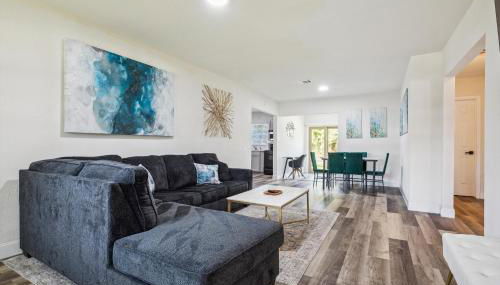 Houston Hideaway 3 Bedroom Home - Photo 2