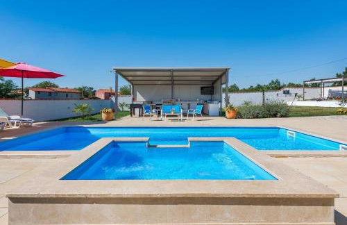 Family home with hydromassage pool & fun activities - Foto 60