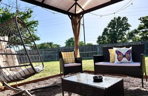 Kings, 75" TV & Backyard Fun - NearWesley - Foto 29