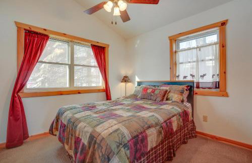 Lakefront Tomahawk Getaway with Deck and 2 Fireplaces! - Foto 15