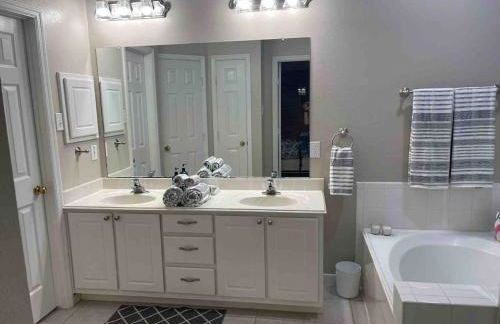 Lovely Woodlands home w/heated pool and spa! - Foto 11