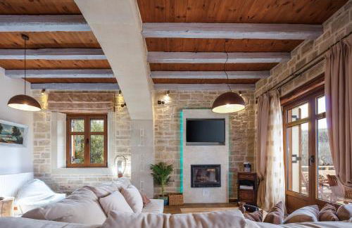 Saridakis Villa, Multi-Generational Escape & Pool, By ThinkVilla - Foto 24