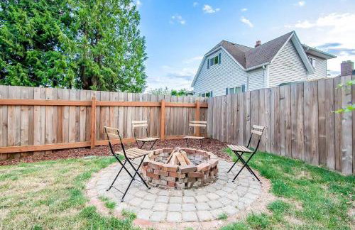 Stylish Modern Farmhouse wYard 10 mins from DT - Foto 68