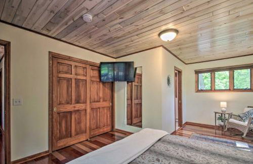 Retreat with Lake Access and Private Boat Dock! - Foto 12