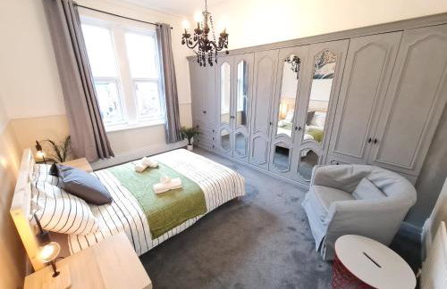 Large 3 Bed Flat, Free Parking-by Holiday Homes - Foto 1