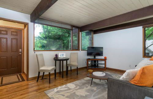 Retro Metro Deck House MCM Gem with Hot Tub & Spectacular Views! - Foto 34