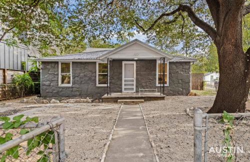 Walk to E. Austin Hotspots 2BR 1BA w Parking Dog-Friendly By Austin Vacay - Foto 33