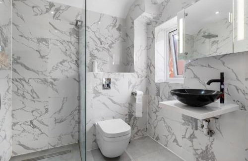 Luxurious Relaxing 6 Bed House for great comfort - Photo 12