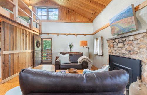 Rustic Baileys Retreat Cabin Near Wineries! - Foto 6