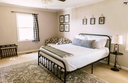 ~ The Cozy Farmhouse ~ | Sleeps 10+ | Farm Views - Foto 61