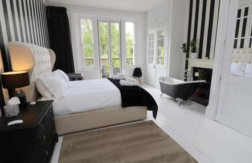 Perfect Retreat in Luxury & Historical Manor House - Photo 21