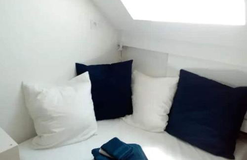 Place Maubert Coeur de Paris Beau Nid contemporain vue Paris calme clair dernier etage clim ascenseur - Photo 4