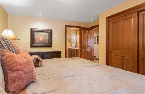 Outdoor Private Hot Tub, In Home Movie Theater, Luxurious Creekside Home - Photo 37