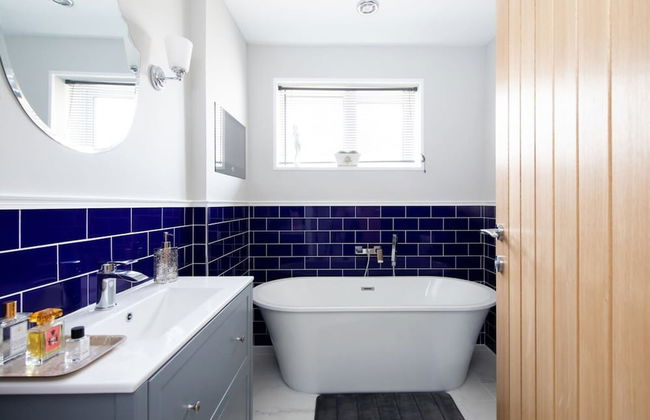 Seaside Serenity 3-bed Deck Garden Near Shore - Photo 47