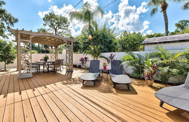 Amalfi Vacation Rental: Stylish 3-BR Retreat Steps from Vanderbilt Beach. Relax by the Private Pool and Enjoy Modern Amenities. Ideal for Families with Easy Access to Mercato and Local Attractions - Photo 14