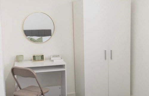 Home Near Etihad, Free Parking, Workplace & Garden - Foto 17