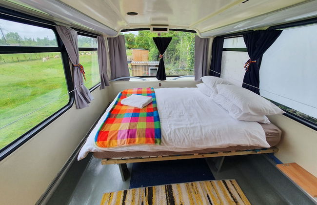 Double Decker Bus on an Alpaca Farm Sleeps 8 - Foto 3