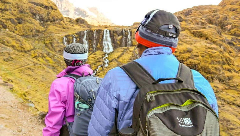 Dos personas disfrutando de la ruta de trekking