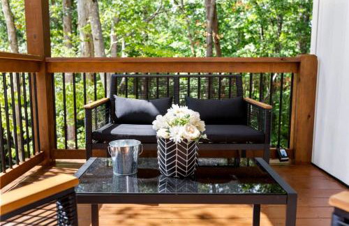 Stylish Lakehouse with Black-and-White Modern Design near Lake Hartwell, Clemson SC - Foto 7