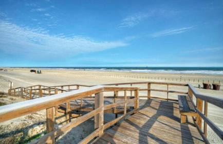 Beach Boardwalk Access Pool + Remodeled Interior Tropical Haven by Avantstay - Photo 12