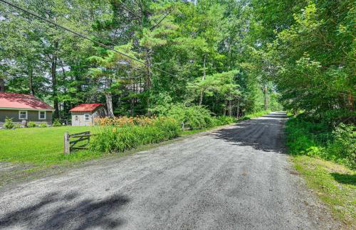 Becket Home with 3-Season Porch Walk to Lake Access - Foto 28