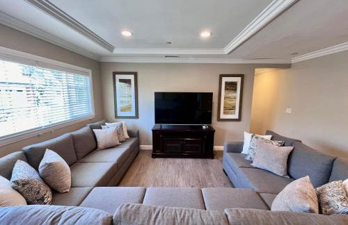 Stunning 8 bedroom 6 bathroom Pool Home - Photo 9