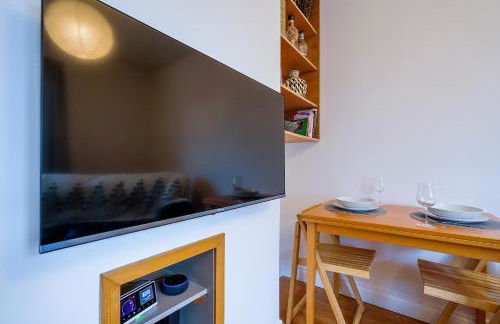 Luxury 1st floor modern flat, close to city with free parking - Photo 8