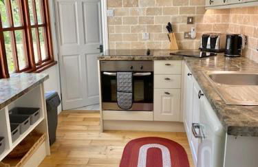 Simply the best ! 4 min walk to Beach, Pubs, Restaurants, Shops, Htd Pool, Hottub, Games rm, 1 acre Garden, BBQ's Coast to Coast cycle path, Beautiful, Bassets acre, Only six 1-3 bedroom SUPERB apartments, Free Parking and WIFI - Foto 5