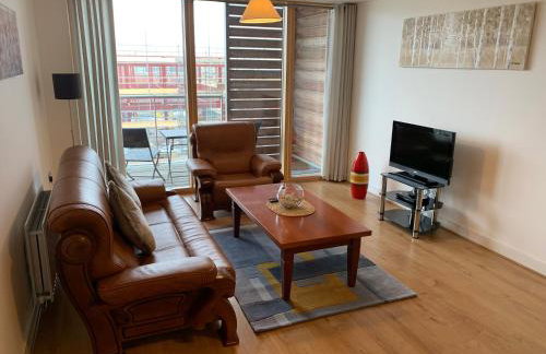iSTAY APARTMENTS at VIZION - Fully Equipped Modern Serviced Apartments with Balconies, Superfast Broadband, Free Allocated Parking Space, 24h Security, Rooftop Gardens, Located in Central MK - Photo 14