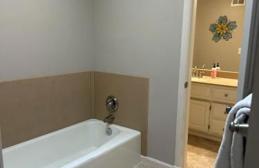 World Cup Ready - Spacious 5-Bedroom Home with Pool, Hot Tub, and Outdoor TV - Foto 11