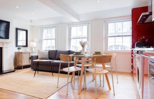 Bright Carnaby Soho 1BR Apartment with AC - Photo 2