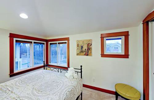 Fremont & Woodland Park Zoo Cozy Living - Photo 4