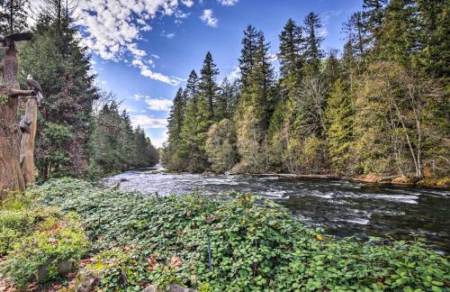 Enchanting Escape with Hot Tub, Decks and Views! - Foto 36