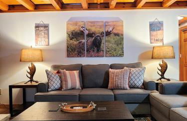 Stylish Forest Lodge with Large Hot Tub, Firepit and Fireplace minutes to Gore Mountain - Foto 8