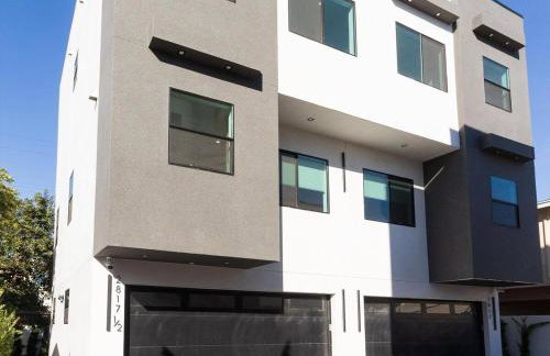 Modern Luxe Retreat 3-Bedroom #3 - Photo 21