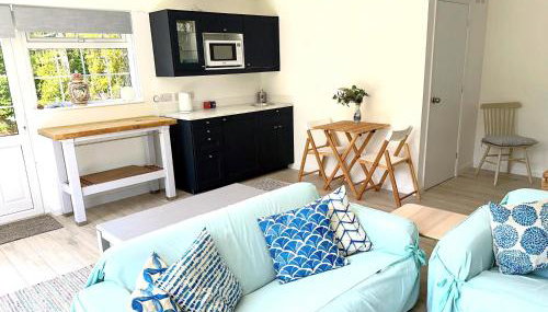 Open Plan Dog Friendly Annexe Sleeping 2 I Near Local Beaches & Chichester with FREE Parking - Foto 2, Garden view