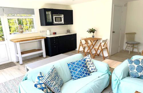 Open Plan Dog Friendly Annexe Sleeping 2 I Near Local Beaches & Chichester with FREE Parking - Foto 2