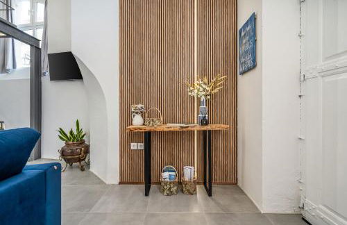 Host Wise - Elegant Loft with Historic Charm & Terrace - Foto 21