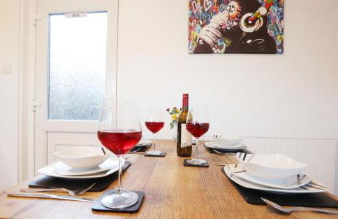 Highfield House by N and N Stays, Perfect for Contractor and Corporate Stays 2 Bed House with Free on street Parking - Photo 10