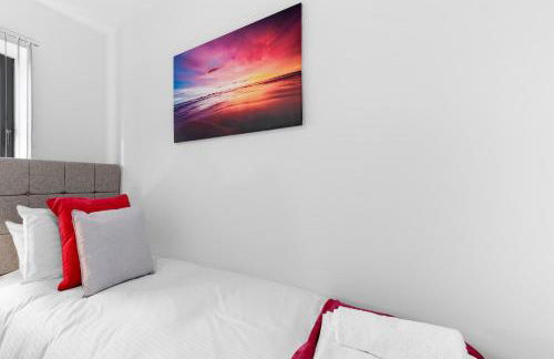 Modern 4 Bedroom House With Parking in Farnham Royal, Slough By 360stays - Foto 28